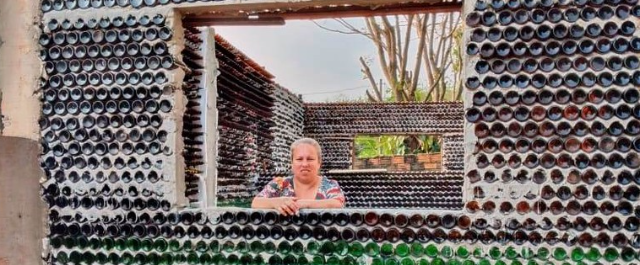 Educadora constrói casa com garrafas de vidro: "Vou ter meu cantinho"
