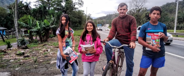 Pai pedala 28 km de um estado a outro toda semana para buscar tarefas dos filhos