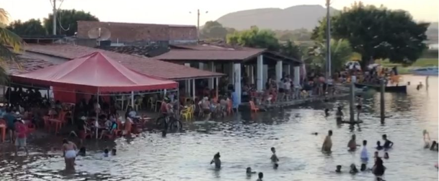 Pauloafonsinos aproveitam liberação e calor de quase 40° para banho no Rio São Francisco