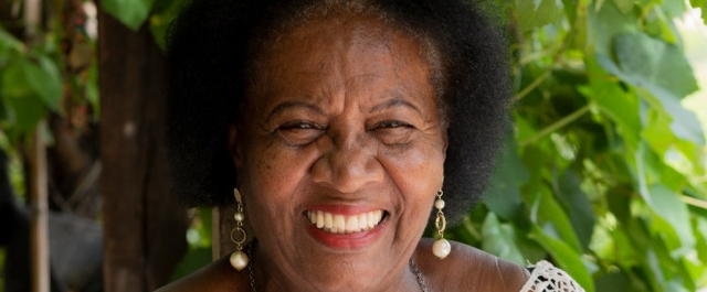 Aos 76 anos, idosa que aprendeu a ler e escrever depois dos 50 lança livro de poemas: "Hoje temos voz"