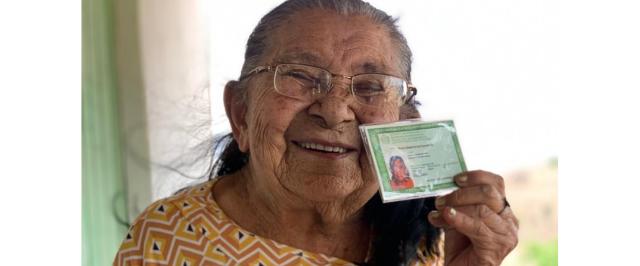 Em Pernambuco, idosa de 111 anos recebe RG pela primeira vez.