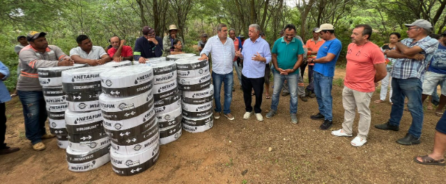 Seagri entrega mangueiras de gotejamento para o sistema de irrigação e beneficia 35 produtores