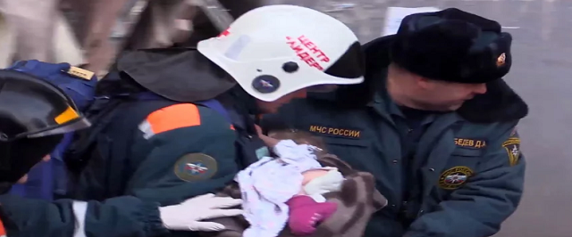 Bebê de 11 meses é resgatado com vida depois de passar quase 30 horas debaixo dos escombros de um prédio