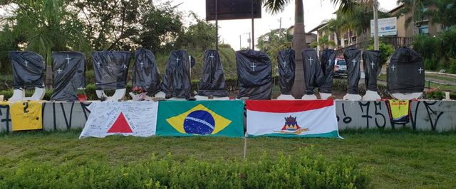 Luto em forma de protesto: letreiro de Brumadinho amanhece coberto por sacos pretos