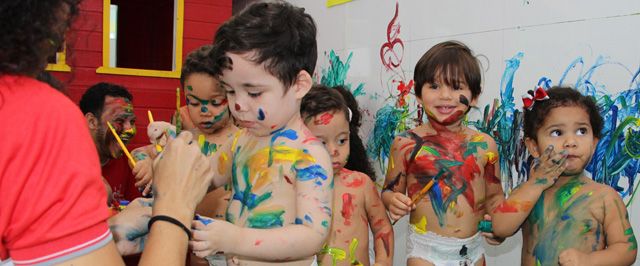 Colégio Montessori realiza a pintura dos fraldinhas