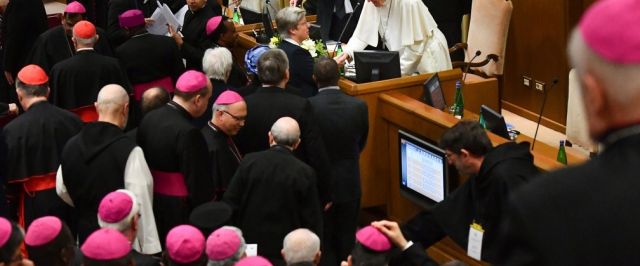 Papa aceita renúncia de bispo americano acusado de pedofilia.