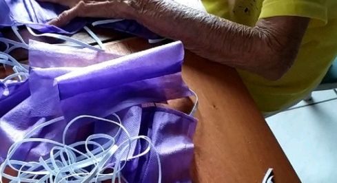 Idosa de 87 anos costura máscaras para doação e comove na web