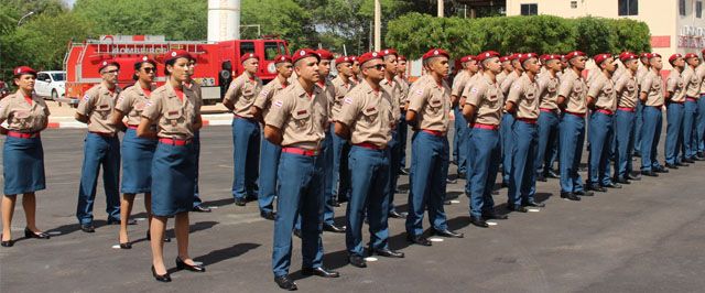 Representantes dos Poderes Executivo e Legislativo participam de formatura de novos soldados do Corpo de Bombeiros