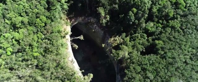 Ministério Público instaura inquérito para investigar abertura de cratera com mais de 77 metros em vila na BA
