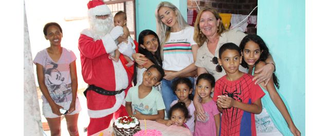 Adolescente do bairro Prainha recebe visita do Papai Noel e ganha presente que pediu na Árvore dos Sonhos