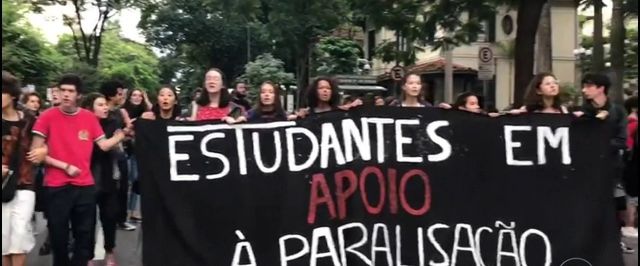 Professores e alunos protestam em todo o país contra cortes na educação