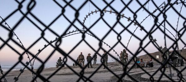 Trump diz que enviará "soldados armados" para fronteira EUA-México
