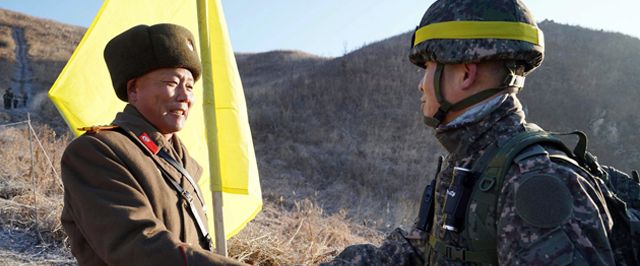 Soldados das duas Coreias cruzam pacificamente fronteira para verificar fechamento de postos militares