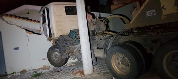 Homem morre prensado ao tentar evitar que caminhão sem freio atingisse casa