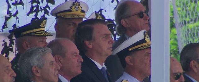 Democracia e liberdade só existem quando as Forças Armadas querem, diz Bolsonaro a militares