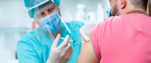O polêmico plano britânico de infectar cobaias humanas com covid-19 para testar vacinas