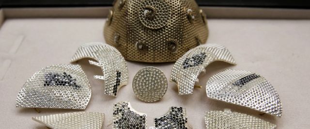 Colecionador de arte encomenda máscara com diamantes de 1,5 milhão de dólares