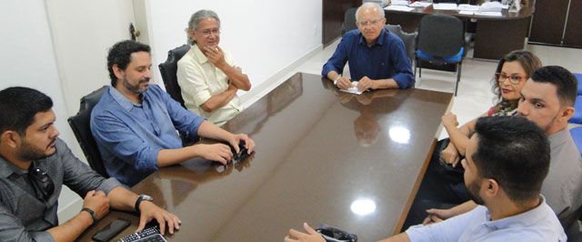 Representantes da TV São Francisco visitam gabinete do prefeito Luiz de Deus