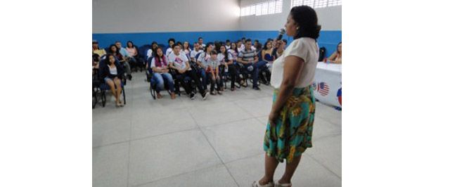 Jovens do Povoado São José recebem certificados de curso de inglês gratuito ofertado pela Prefeitura