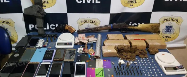 Polícia Civil de Paulo Afonso prende 4 criminosos com armas e drogas, e recupera celulares roubados de alunos do Colégio Luís Eduardo Magalhães