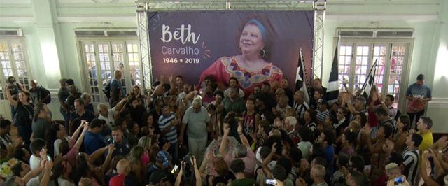 Fãs, parentes e amigos se despedem da cantora e compositora Beth Carvalho