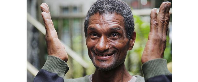  "Vaquinha" atinge meta e arrecada valor para que homem que ajudou idosa a atravessar rua alagada no Rio compre casa.