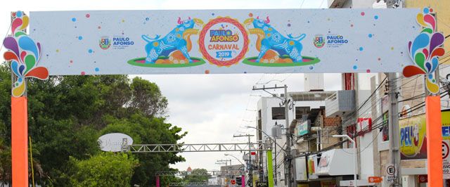 Clima de Carnaval invade centro da cidade com ornamentação na Avenida Getúlio Vargas