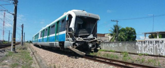 Trens do Metrô do Recife se chocam e deixam feridos