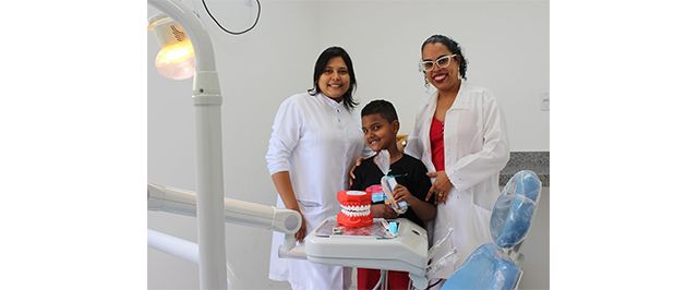 Prefeito visita Unidades de Saúde da Família e entrega kits para tratamento de higiene bucal