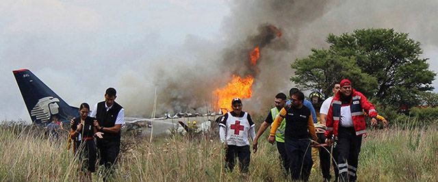 Avião cai em Durango, no México, com mais de 100 pessoas a bordo. Ninguém morreu.